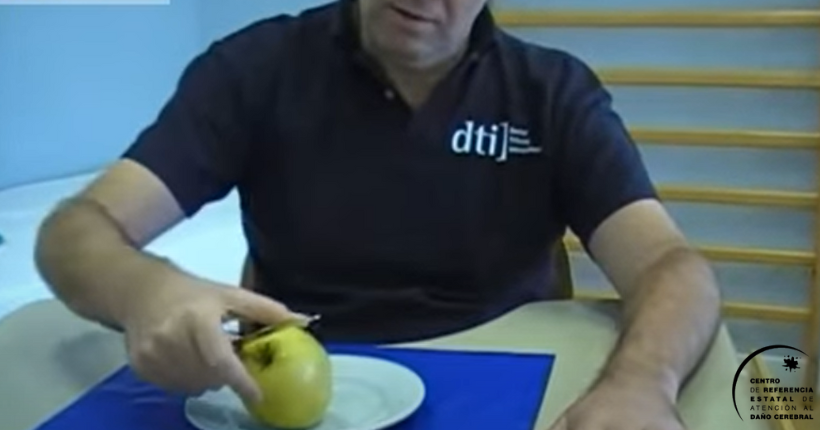 Cómo pelar una manzana con una sola mano