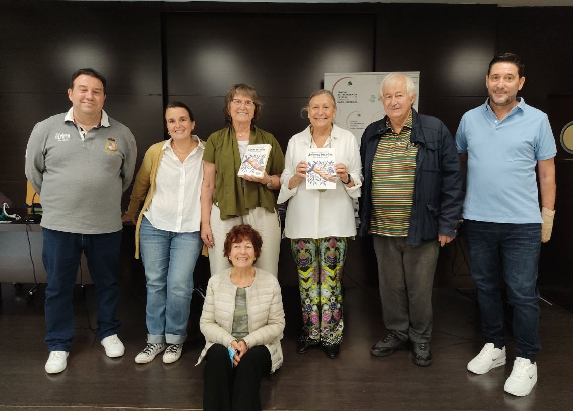 Assumpcio junto a algunos de los asistentes a la presentación. Asistentes al evento.