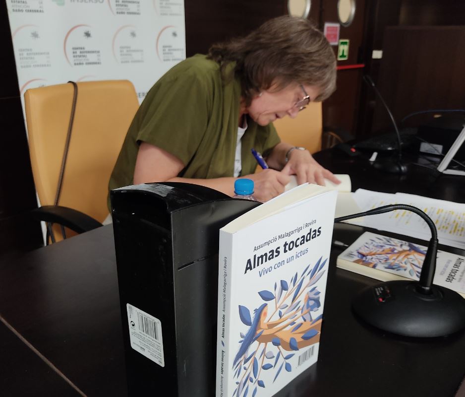 Assumpció Malagarriga firmando uno de los ejemplares de su libro. Assumpcio firmando.