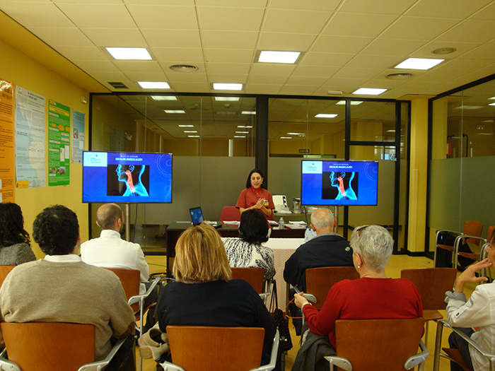 Laura Seco impartiendo el taller para familias sobre disfagia. Taller disfagia.