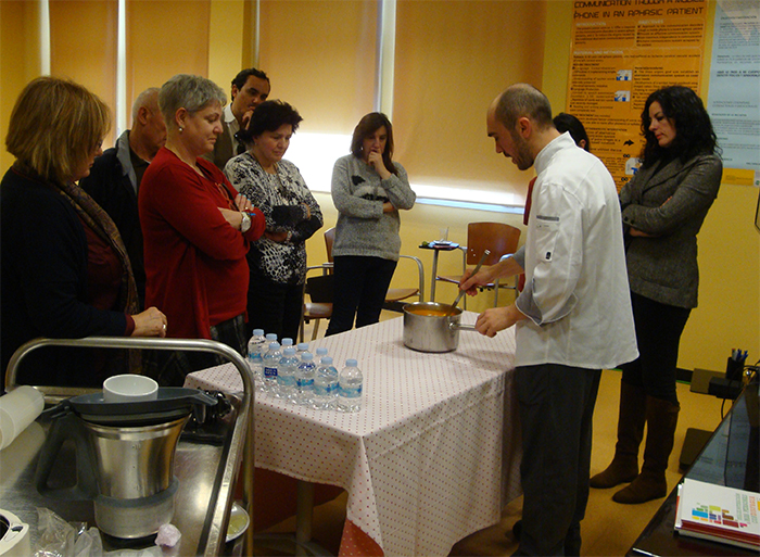 Jaime Mora impartiendo el taller para familias sobre disfagia taller disfagia.