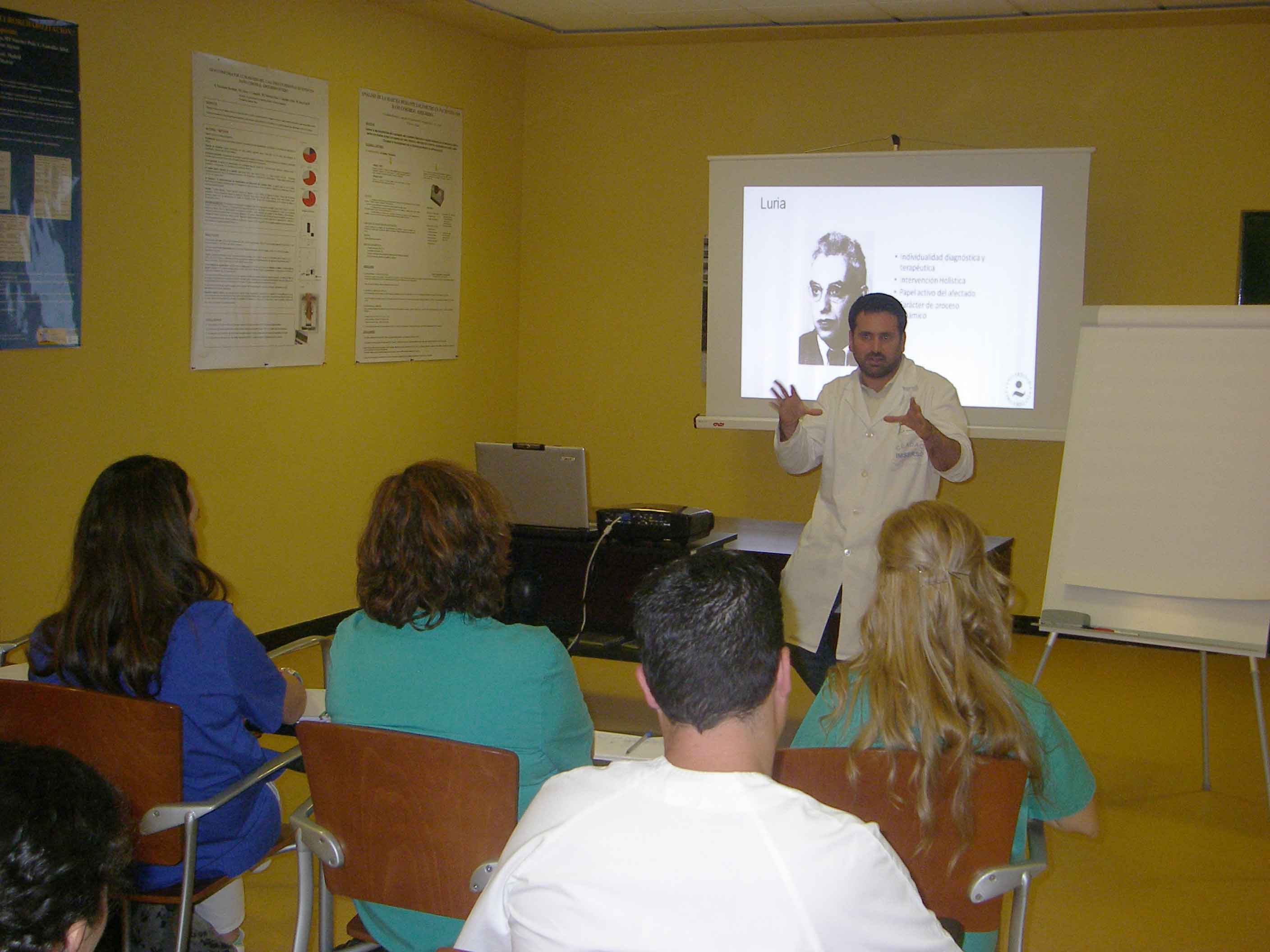 Álvaro Bilbao Bilbao en una sesión del Curso de Reciclaje en Técnicas de Rehabilitación de la Memoria.