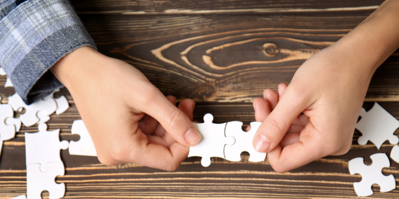 Manos haciendo puzle