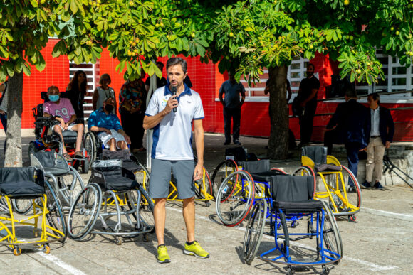 Javier Peréz en la charla sobre sillas de ruedas de baloncesto