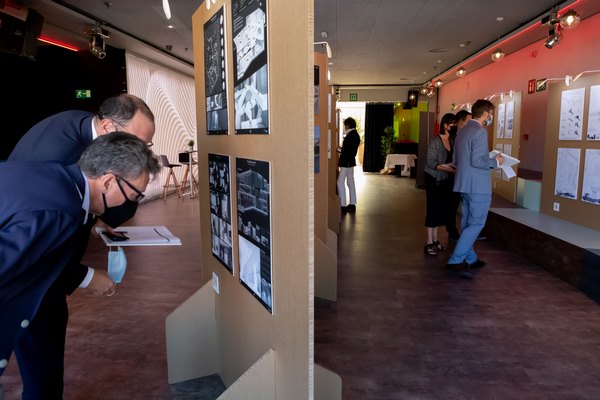 Asistentes observando uno de los paneles de la exposición