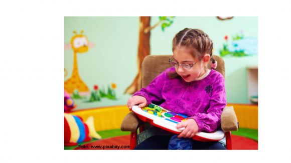 Niña con juguete de amplios pulsadores