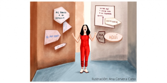 Mujer de pie señalando varios carteles detrás