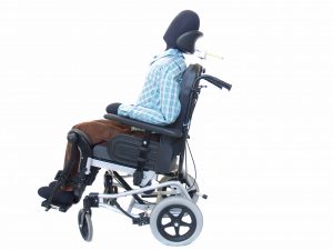 Imagen de maniquí en silla de ruedas basculante